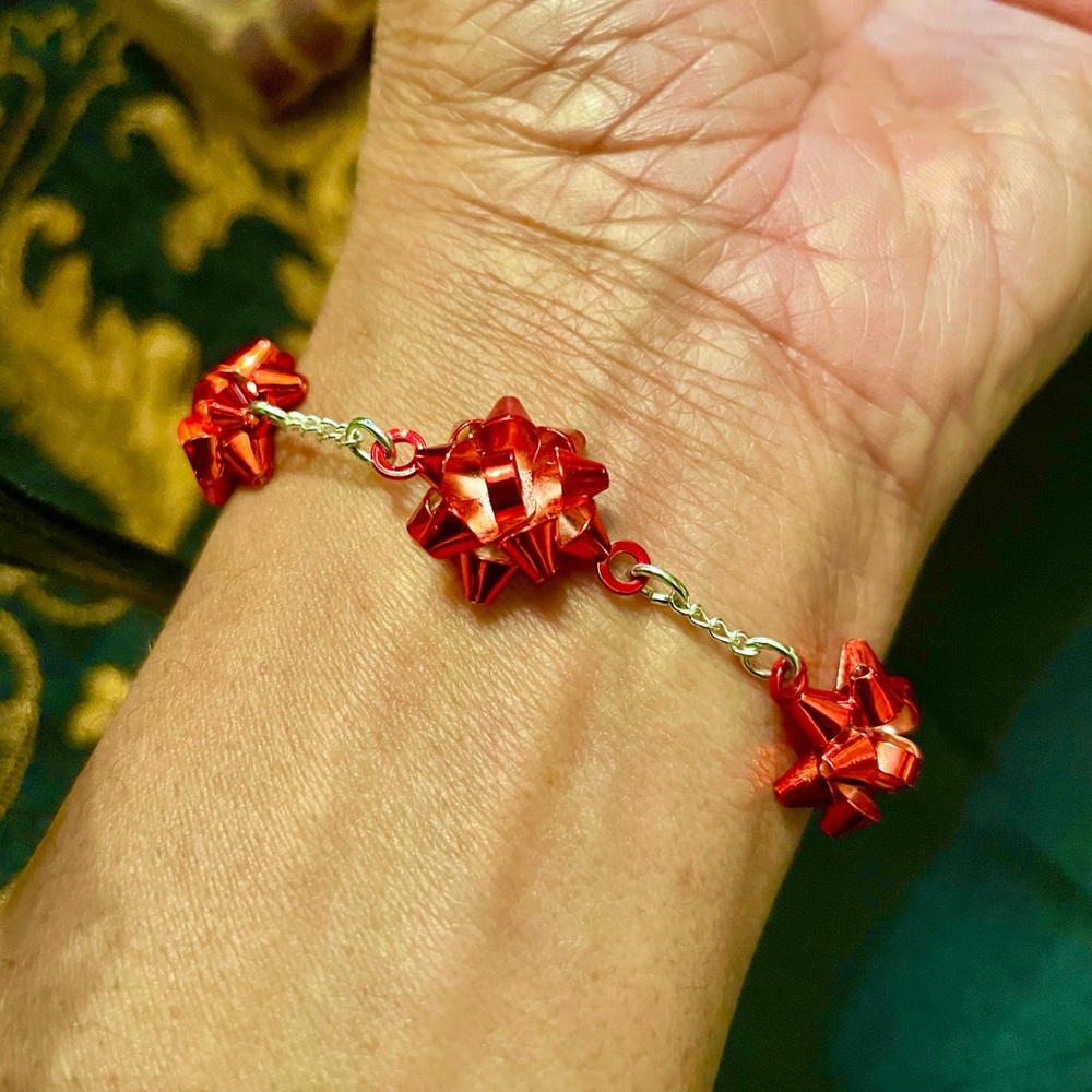 ♥️ BRIGHT METALLIC RED 🎁 BOW BRACELET with silver tone chain by Avon!
